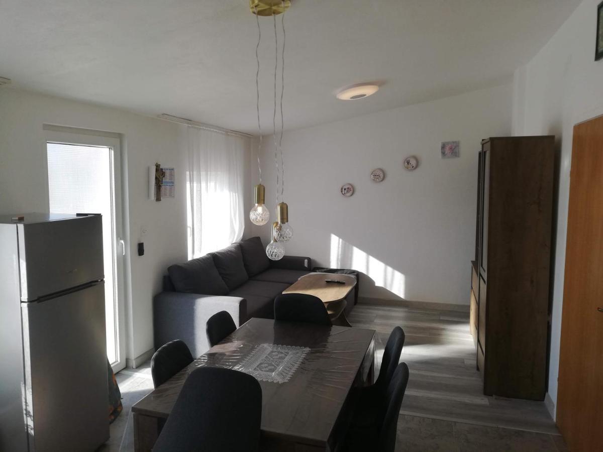 Apartman Kety Vir Buitenkant foto