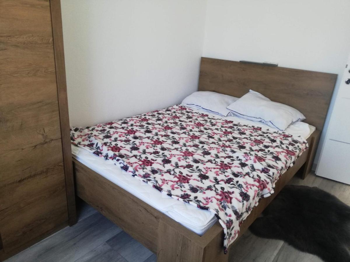 Apartman Kety Vir Buitenkant foto