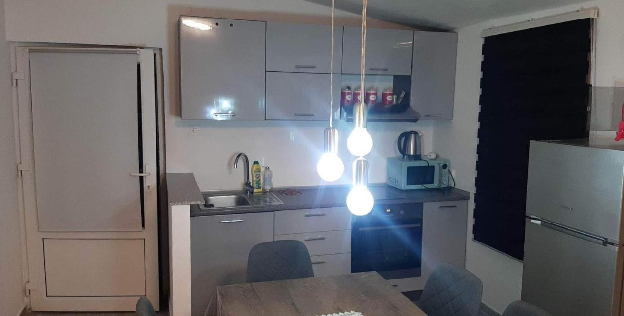 Apartman Kety Vir Buitenkant foto